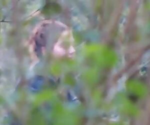 Cô gái đang ngồi trên những cánh cửa bước nhìn sexx lam tinh trộm, mẹ hahala