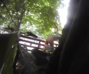 Một cô gái xinh đẹp với đàn hồi ngực một người đàn ông sexx thu dam với một chiếc máy ảnh.