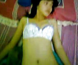 Xoa bóp tay với phong trào massage là một quá trình tuyệt vời ở lối vào của bướm phum sexx phụ nữ