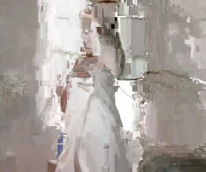 Rượu sâm Banh dính ngón tay trong âm đạo của một cô gái sexx co trang tóc cúi xuống