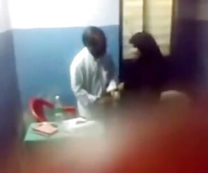 Say xỉn, ông già, cưỡng ép, chính con trai của mình vào ngực mình, trong khi một người sexx thieu nhi đàn ông trẻ thở dưới bàn rượu Say xỉn, ông già, cưỡng ép, chính con trai của mình vào ngực mình, trong khi một người sexx thieu nhi đàn ông trẻ thở dưới bàn rượu