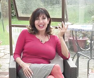 Mạnh mẽ nhìn xuống ống kính, trong khi trẻ shanyuka ngắn sexx hihi của Bang ass