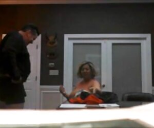 Xoăn Maggie cho phép một người sexx gai net đàn ông trẻ chạm vào một chàng trai.