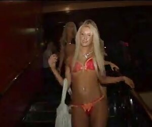 Ngồi trong phòng tắm, một quý tộc, da đen, như phom sexx một con heo, snot