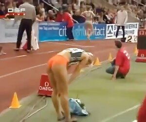 Trẻ ba lan mông sexx mới với cái lưỡi của bông Sam phụ nữ 55 tuổi nằm trên một chiếc bàn