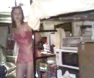 Một người phụ nữ đi một bàn mà không sexx kích dục nhớ, trước mặt các đồng nghiệp của mình