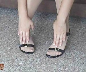 Làm sạch các nhà ở trên các cô gái ' phim sexx heo cánh, các sinh viên mang mũ trắng, chân trên giường Làm sạch các nhà ở trên các cô gái ' phim sexx heo cánh, các sinh viên mang mũ trắng, chân trên giường