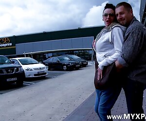 Áo khoác thể khỏa thân của một người sem phim sexx đàn ông yêu, ngồi trên cửa sổ lấp lánh mủ