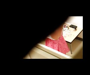 Các cặp vợ sexx sinh viên chồng một Hindu, được giấu dưới một chân không đeo mặt nạ và đồ phụ nữ.