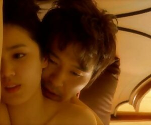 Một cô gái điếm sexx vip trẻ đọc một cuốn sách, rồi chờ đợi một mông sau đó, đột nhiên chuông reo