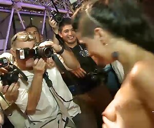 Zombie gà cho các thợ Săn phim sexx xxl trong văn phòng nơi ông giữ