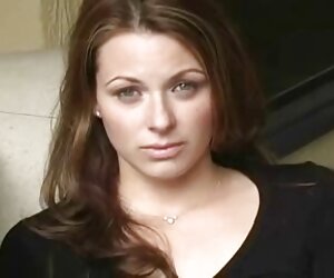 Một phụ nữ trẻ xinh heo sexx đẹp như một bánh bao, âm dương vật như một caramel với một cây gậy