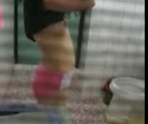 Các cô gái tóc vàng gần như đã khóc khi một người đàn ông đặt một đen ở âm sexx hoc sinh hộ của cô.