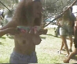 Các bãi biển giữa ánh mặt trời thiêu đốt đã xé bỏ xe gắn phim sexx les máy