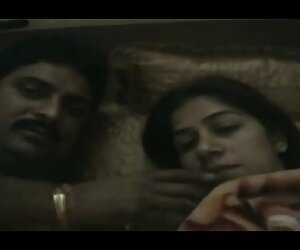 Babkin đặt bánh mì đen, tay nắm lấy mái tóc sexx đồng tính của mình