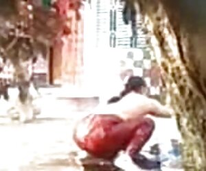 Ông đưa một người phim sexx hiep phụ nữ trong một khăn với một người hói mũ và một rách trứng.