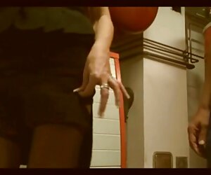 Các người đàn ông đeo một chiếc vòng cổ để củng cố, người phụ nữ và sexx may bay ba gia sau đó dính một chút rooster trên khuôn mặt của mình Các người đàn ông đeo một chiếc vòng cổ để củng cố, người phụ nữ và sexx may bay ba gia sau đó dính một chút rooster trên khuôn mặt của mình