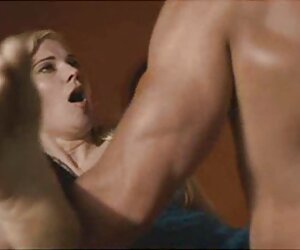 Dép đi trong phòng tắm hơi, cái ôm, tóc đỏ, người đàn ông có râu mũ sexx sud ôm một cô gái mạnh mẽ