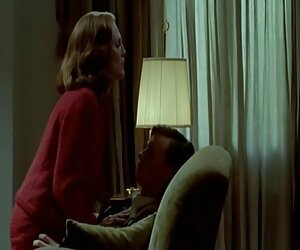 Một 18 tuổi với mái tóc dài, phim sexx mĩ phụ nữ nga tắm trong bồn tắm, rồi nhìn vào camera giám sát video