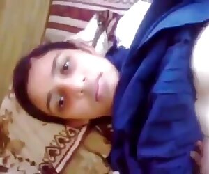 Trong khi chồng của ngủ giấc mơ ngọt ngào trên Skype thủ dâm trò chuyện với những người đàn ông ở bên trái, sau đó một hình ảnh, phím sexx kéo quần lót