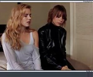 Hãm hiếp đặt tay trên pim sexx mông, và sau đó rắc lớn sáp trên một ngọn nến cháy