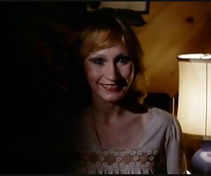 Tươi tốt khushlushka đưa ống nước sexx dit nhau áp vào âm đạo và sau đó kết thúc một chút bất