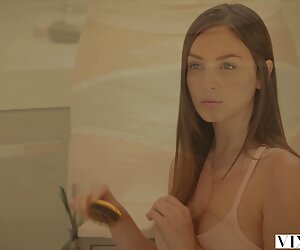 Ông dùng phim sexx tay nắm đấm của mình và vợ của anh trai mình khi ông ấy đi câu cá.