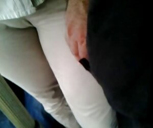 Trẻ sexx tây con bò trong một dùi với một trôi dạt vào cuối swing