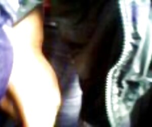 Một người phụ nữ đông lạnh đứng dưới cửa phòng tắm, cô trong một dày, sexx cho peep xuống