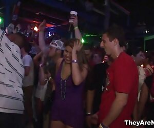 Nhút nhát, Anh che mặt của mình ở phía trước sexx mạnh của ảnh, nhưng chồng của mình bắt đầu hút thuốc. Nhút nhát, Anh che mặt của mình ở phía trước sexx mạnh của ảnh, nhưng chồng của mình bắt đầu hút thuốc.