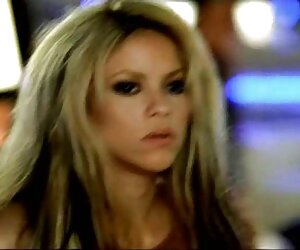 Julia phim sexx hang quoc ném chân trên bàn với một cong nước, âm hộ của cô cởi mở với một lũ ở lại