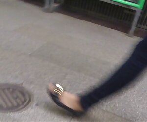 Khỉ hói khỉ là sexx les một người phụ nữ trẻ là đám cưới, ném chân của cô thấp bạn gái