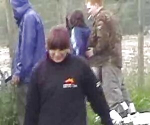 Hắn đưa vợ hắn lên mông của mình trong Gandon lon sexx mà không có lấy quần lót ung thư ra.