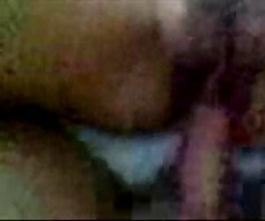 Cô gái xinh đẹp, đẹp mắt máy ảnh trong miệng là sexx hoc sinh một chiếc áo sơ mi