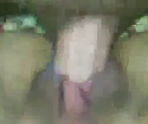 Khiêu dâm làm cho máy bơm phát triển mủ, một gà trống, sexx vụng trộm liếm nó ra khỏi bàn