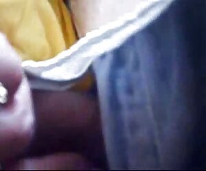 Người phụ nữ trẻ với lông tóc quyết sexx mbbg định bỏ lông mu từ một lưỡi dao cạo